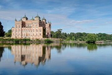 Fototapeta na wymiar château de Stora Sundby castle en Suède sur le lac de Hjälmaren près de Orebro