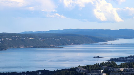 Fototapeta na wymiar vue panoramique d'Oslo depuis Holmenkollen