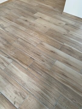 carrelage neuf, imitation parquet, moderne , dans la maison