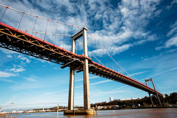 Structure d'un pont suspendu vu depuis le fleuve qui passe dessous. Pont d'aquitaine, bordeaux. 