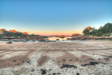 Lever du jour sur la côte de granit rose en Bretagne - France