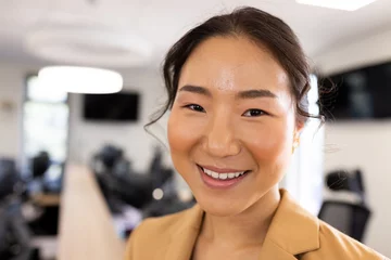 Foto op Plexiglas Aziatische plekken Happy asian businesswoman looking at camera in office