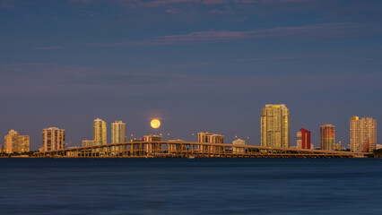 Fototapeta premium Full moon over Miami