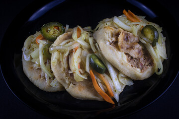 Plato con comida tipida centroamericana Pupusas