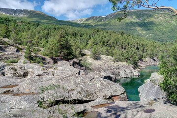 Fototapeta na wymiar rivière, torrent et cascade en Norvège, Scandinavie