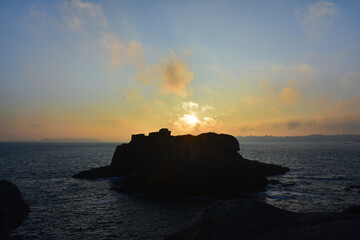 Lever du jour sur la c&ocirc;te de granit rose en Bretagne - France