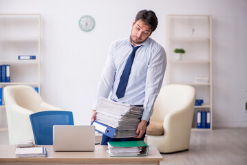 Obraz premium Young male employee working in the office