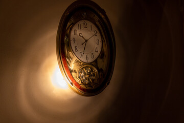暗い部屋の中の壁掛け時計