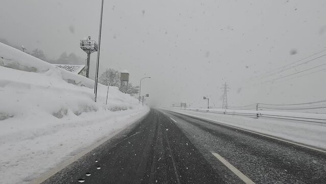 雪降る関越自動車道をドライブ
