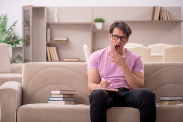 Obraz premium Young male student preparing for exams at home