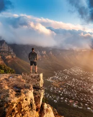 Photo sur Plexiglas Montagne de la Table Young man standing on the top of the rock. Success, achieved goal concept, Photo taken in Cape Town, South Africa