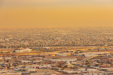 Fototapeta premium High angle view of the beautiful El Paso city and Ciudad Juarez of Mexico from the overlook