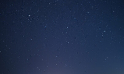 Fototapeta na wymiar オリオン座やスバルなどのたくさんの冬の星と夜空