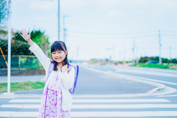 道路を横断する小さな女の子 - obrazy, fototapety, plakaty