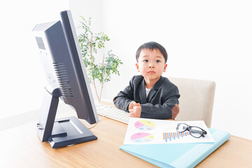 オフィスで働く子供ビジネスマン