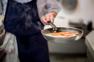 cuisson des gambas dans une poêle 