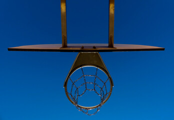 Canasta o aro de baloncesto metálico, vista nadir y cielo azul - obrazy, fototapety, plakaty