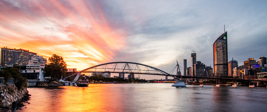 The special half red and half blue sky over the Goodwill Bridge and Brisbane River in the sunset © Gavin
