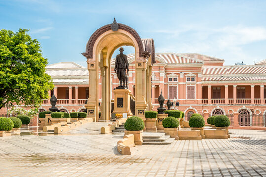 View at the Saranrom Palace with Statue of King Tama IV in the streets of Bangkok - Thailand