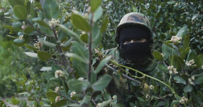 militar escondido en los matorrales en la jungla.soldado.sicario