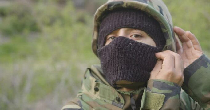militar con casco encapuchado en la jungla.sicario