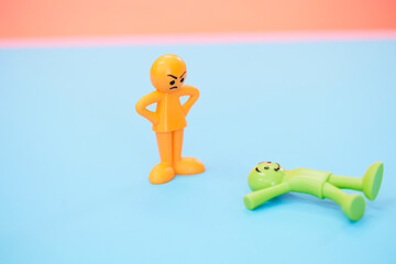 怒っている人とハッピーなカラフルな人形