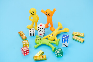 ギャンブル三昧で楽しそうなカラフルな人形