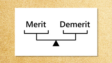 MeritとDemerit文字と天秤とコルク背景の上に置いた白紙_ワイド
