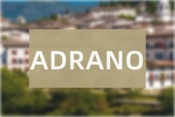 Adrano: Der Name der italienischen Stadt Adrano in der Region Sicilia vor einem Hintergrundbild