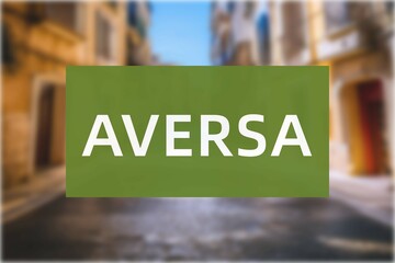 Aversa: Der Name der italienischen Stadt Aversa in der Region Campania vor einem Hintergrundbild