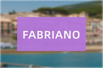 Fabriano: Der Name der italienischen Stadt Fabriano in der Region Marche vor einem Hintergrundbild - obrazy, fototapety, plakaty