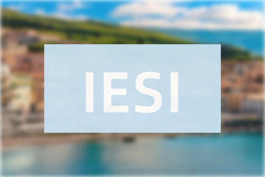 Iesi: Der Name der italienischen Stadt Iesi in der Region Marche vor einem Hintergrundbild