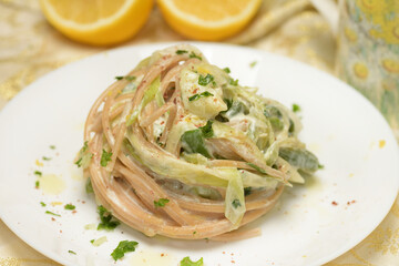 Spaghetti vegani con pepe rosa e porri