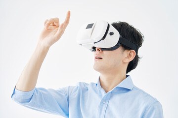 VRゴーグルをかけてバーチャルリアリティを体験する男性　白背景