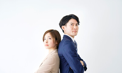 腕組みするビジネスウーマンとビジネスマンのポートレート　白背景