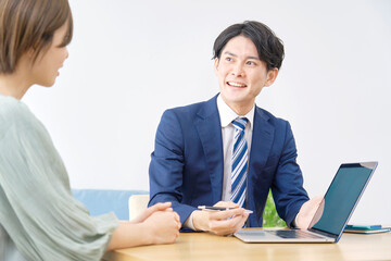 Obraz premium 訪問営業する営業マン