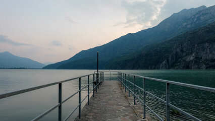 Sonnenuntergang am Comer See in Italien mit Bootsteeg