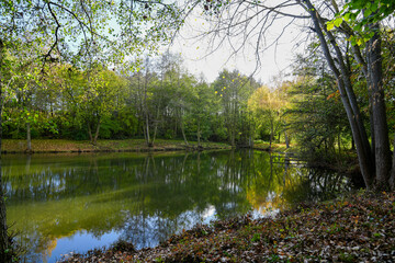 Fototapeta na wymiar Ostheim natural bathing lake near Malsfeld. Idyllic landscape by the lake in autumn. 