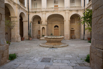 cour maltaise