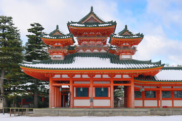 Fototapeta premium 積雪の京都市平安神宮 白虎楼