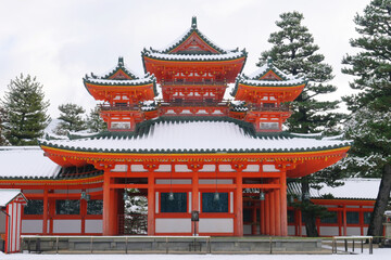 積雪の京都市平安神宮 蒼龍楼