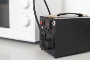 Portable power station that powers a microwave oven