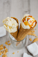 Casquinha de sorvete de creme com calda.