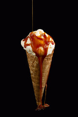 Sorvete de creme com calda escorrendo em fundo preto. 