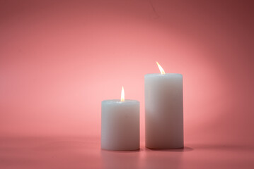 ピンクの背景とキャンドル
