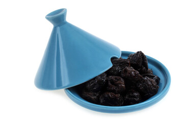 Pruneaux dans un plat à tajine en gros plan sur fond blanc
