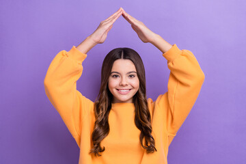 Obraz na płótnie Canvas Photo of cheerful cute lovely lady wear stylish orange clothes hold arms under head isolated on purple color background
