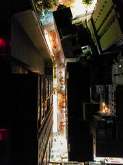 Imagem aérea noturna do Centro de Guarapari, luzes da rua, luzes dos apartamentos e o movimento dos carros.