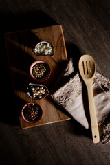 Bowls de pimenta e grãos, visto de cima	