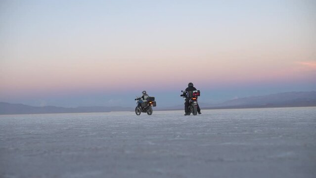 Motos en salinas grandes
